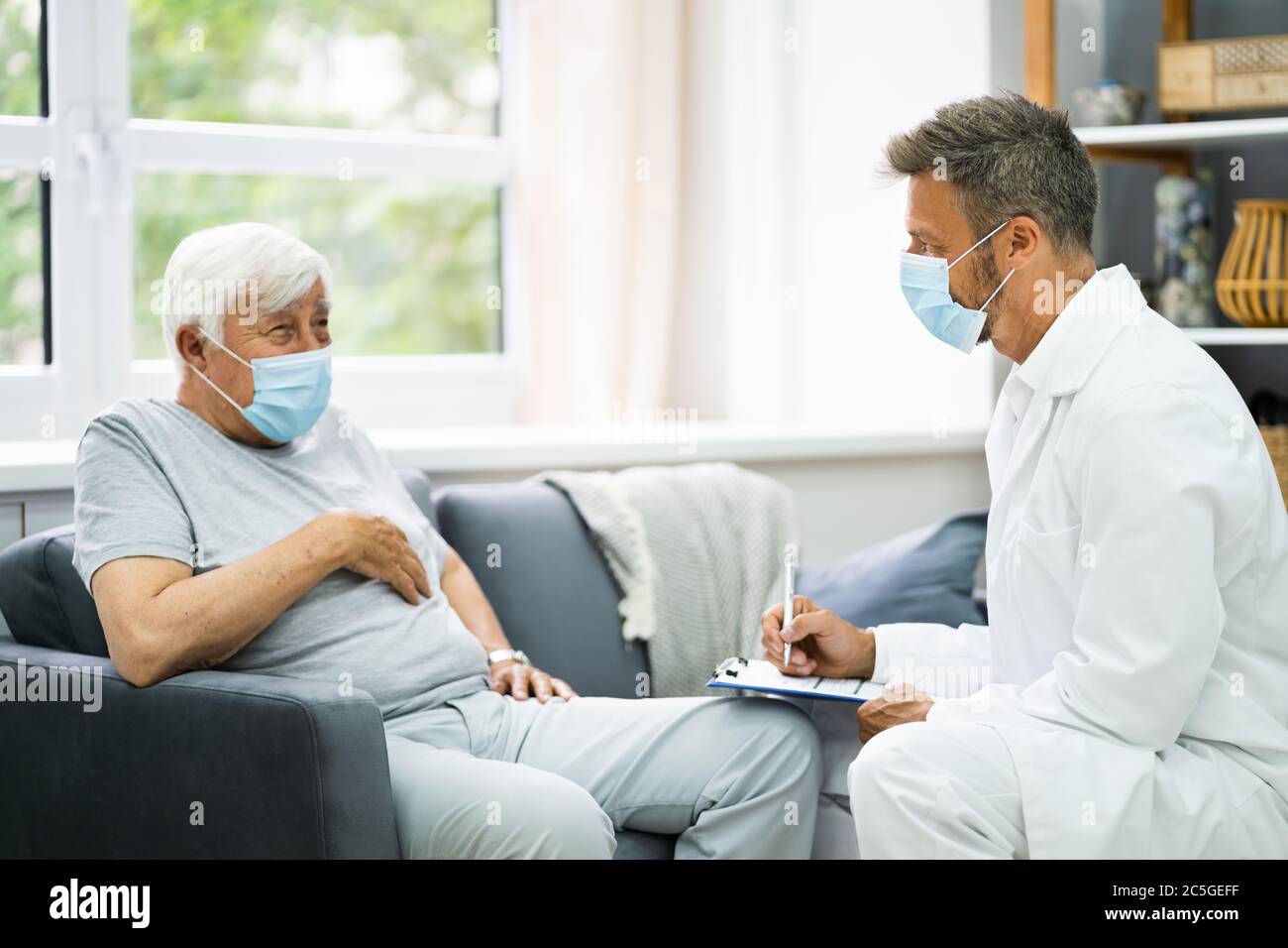 Nurse talking elderly patient hi-res stock photography and images - Alamy