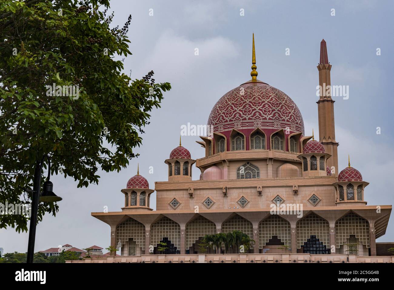 The Putra Mosque Malay Masjid Putra Is The Principal Mosque Of Putrajaya Malaysia Construction Of The Mosque Began In 1997 And Was Completed Two Stock Photo Alamy