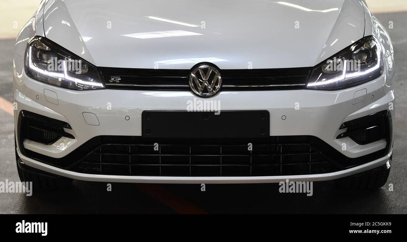 Meerane, Germany. 25th June, 2020. A VW Golf 7 R, the last Golf with  combustion engine from the Zwickau plant, is at the end of the production  line. Credit: Hendrik Schmidt/dpa-Zentralbild/ZB/dpa/Alamy Live