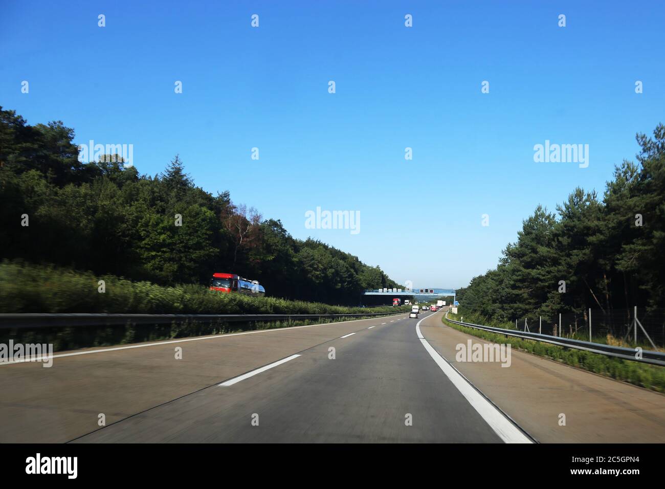 Aufnahme einer freien Autobahn aus dem Cockpit des Autos. Es herrscht wenig Verkehr. Stock Photo