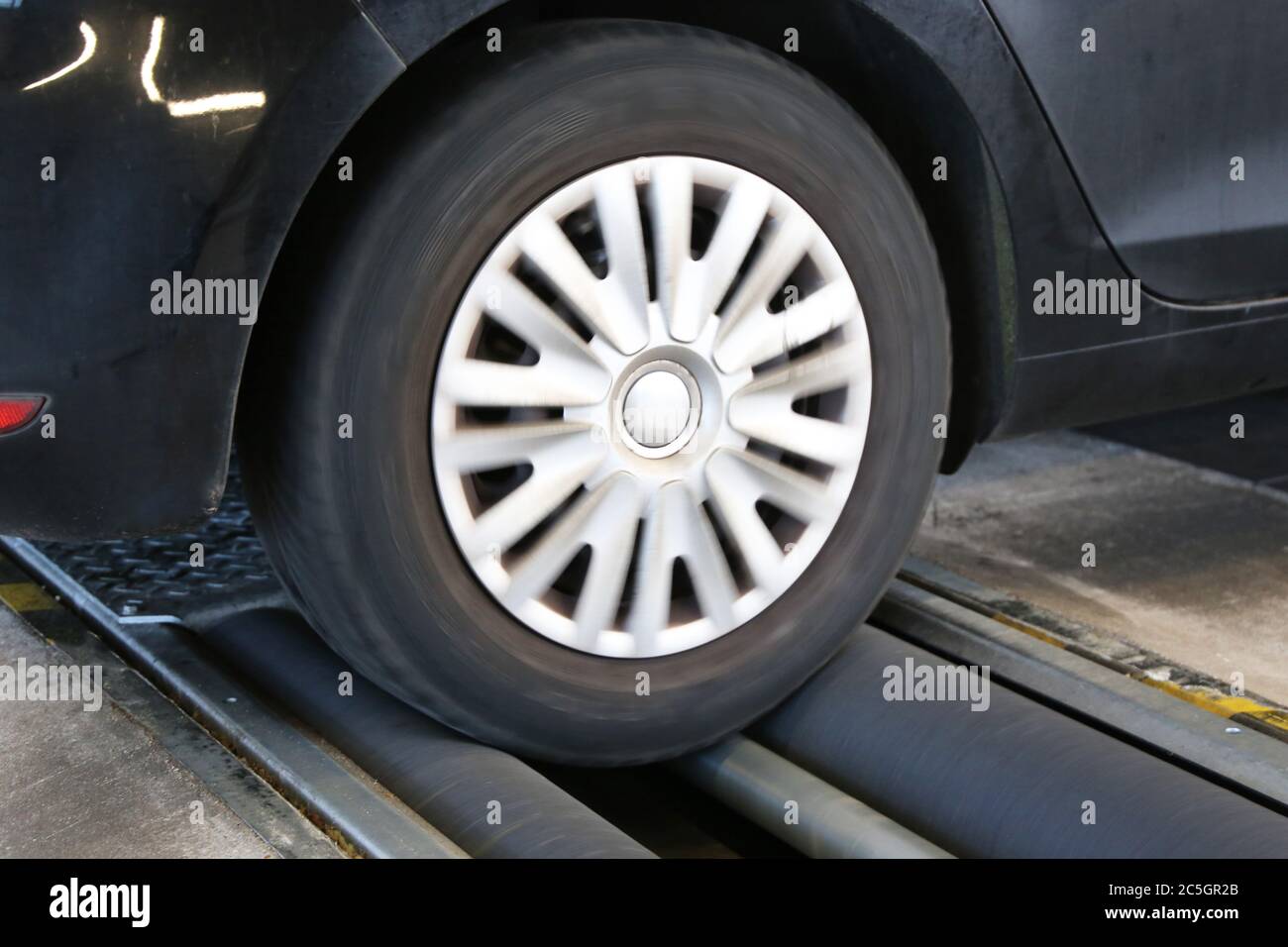 Auto auf dem Bremsenprüfstand (Bremsentest) Stock Photo