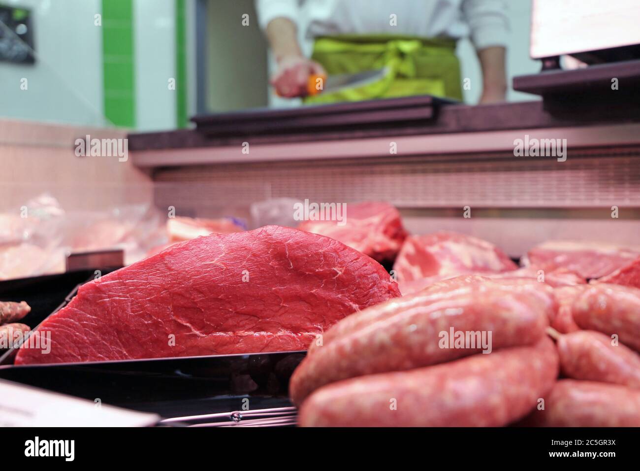 Variation feiner Fleischwaren in der Metzgerei (Variety of fine meat products in the butchery) Stock Photo