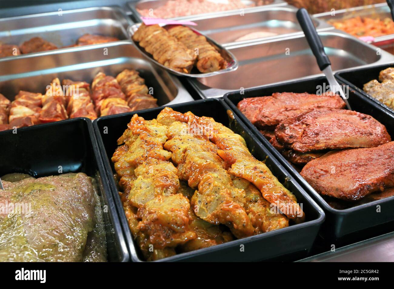 Variation feiner Fleischwaren in der Metzgerei (Variety of fine meat products in the butchery) Stock Photo