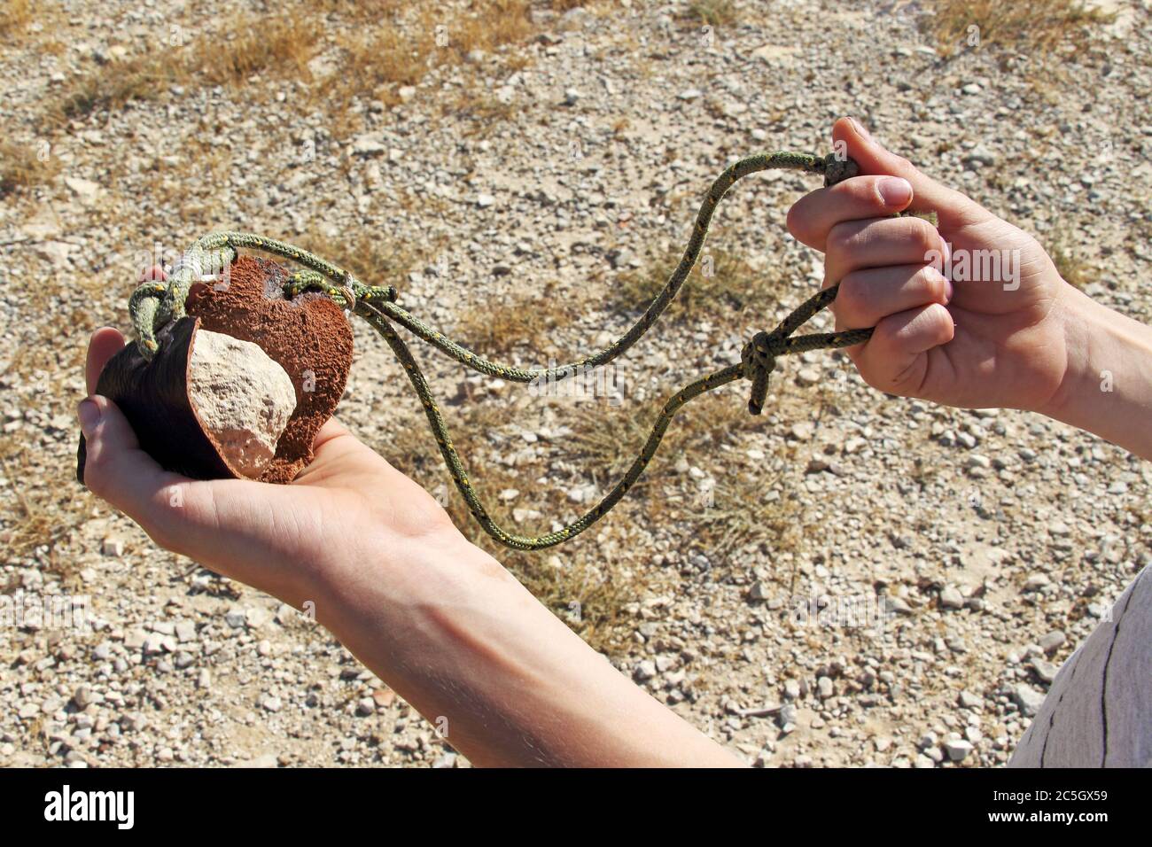 biografie mini in beroep gaan Sling for stone throwing (ancient weapon), way of holding Stock Photo -  Alamy