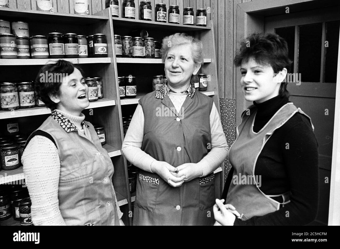 30 November 1984, Saxony, Eilenburg: Saleswomen of different generations are talking in a greengrocer's shop in Eilenburg in 1985. Exact date of recording not known. Photo: Volkmar Heinz/dpa-Zentralbild/ZB Stock Photo