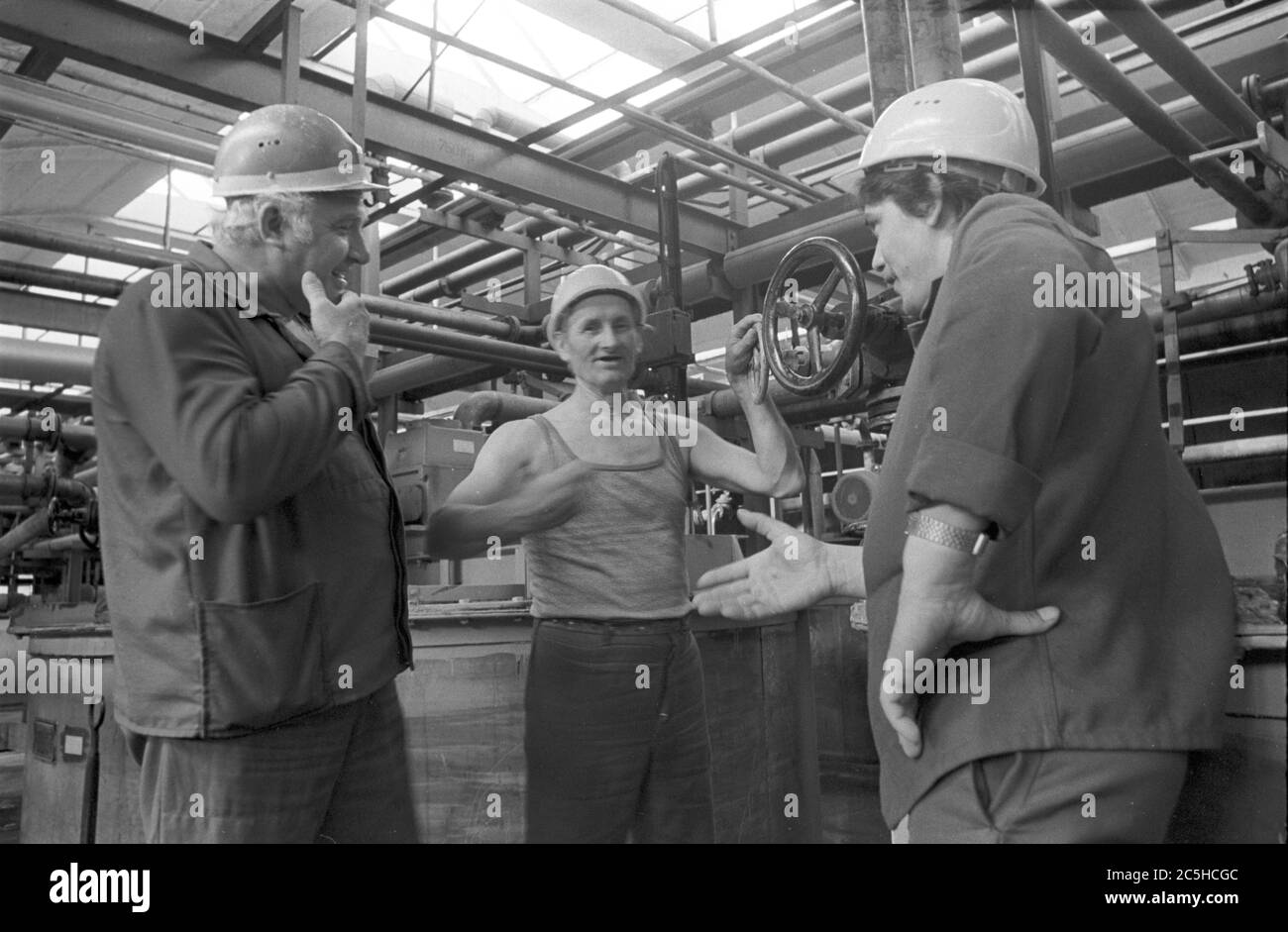 30 November 1986, Saxony, Eilenburg: Members of a brigade from the 'water sector' from the VEB Eilenburger Chemiewerk (ECW) are talking amidst pipe systems. Exact date of recording not known. Photo: Volkmar Heinz/dpa-Zentralbild/ZB Stock Photo