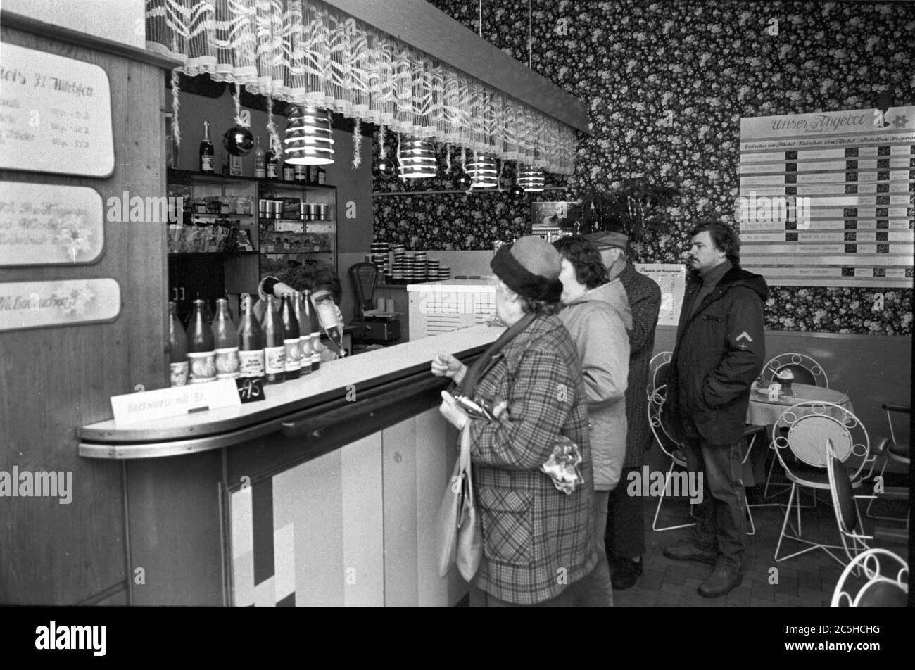 30 November 1986, Saxony, Eilenburg: People wait at the counter in an ice bar in Eilenburg in the mid-1980s for what has been ordered. Exact date of recording not known. Photo: Volkmar Heinz/dpa-Zentralbild/ZB Stock Photo