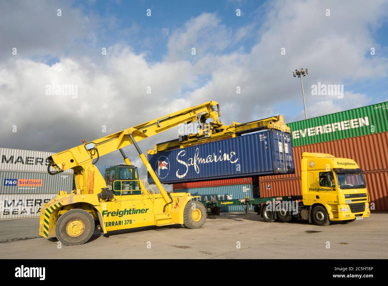 Reach stacker hi-res stock photography and images - Page 2 - Alamy