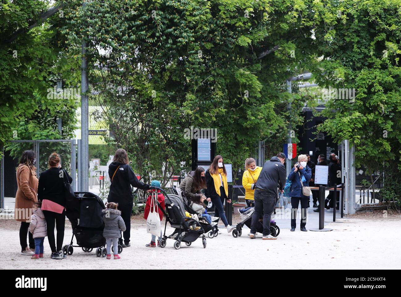 Paris, France. 9th June, 2020. People line up to visit the zoo in Paris, France, June 9, 2020. Two months into France's gradual exit from the COVID-19 lockdown, the circulation of the virus is now 'under control' in the country despite the recent identification of more than 200 new infection clusters, Health Minister Olivier Veran said Thursday. Credit: Gao Jing/Xinhua/Alamy Live News Stock Photo