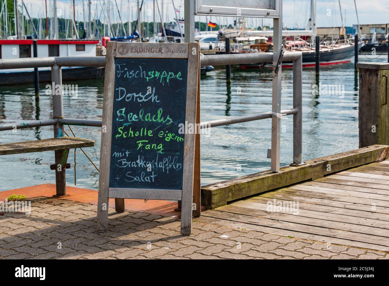 Ein Schild im Hafen Fischsuppe, Dorsch, Seelachs, Scholle aus eigenem Fang mit Bratkartoffeln und Salat Stock Photo