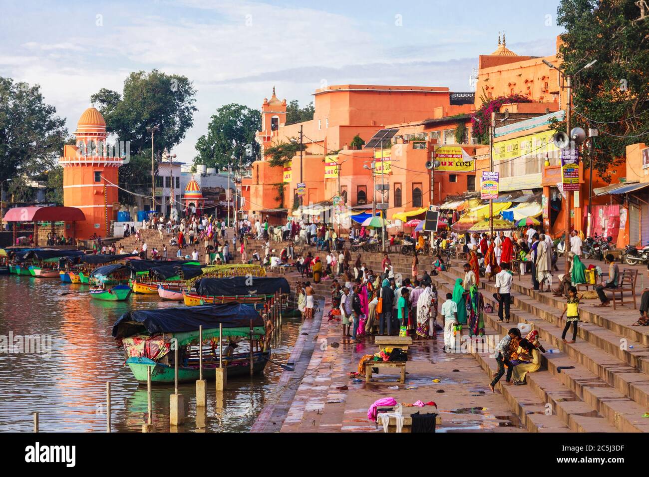 Chitrakoot, Madhya Pradesh, India : A large group of people stands along the steps of Ramghat on the Mandakini river where during their exile period L Stock Photo