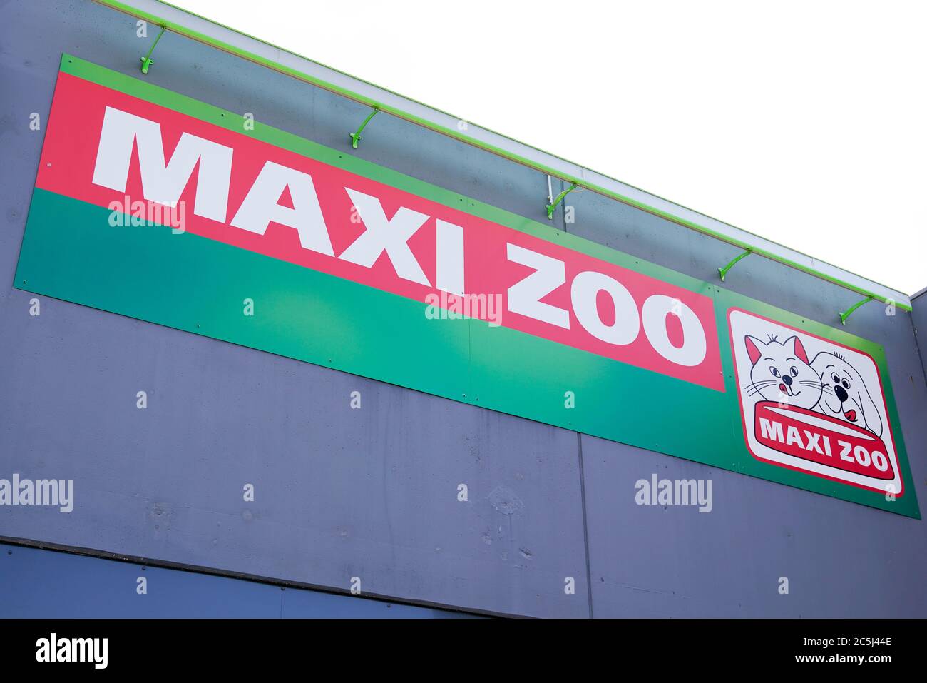 Bordeaux , Aquitaine / France - 07 02 2020 : maxi zoo logo and text sign for store garden center shop home improvement brand Stock Photo