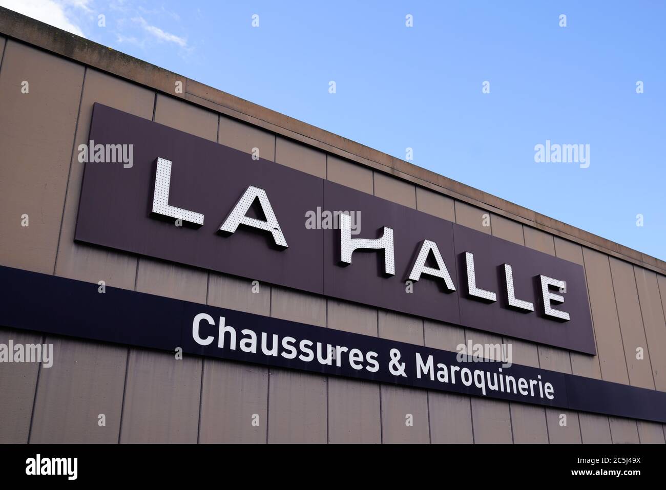 Bordeaux , Aquitaine / France - 07 02 2020 : la halle logo sign on shop  clothing low cost store of french brand company Stock Photo - Alamy