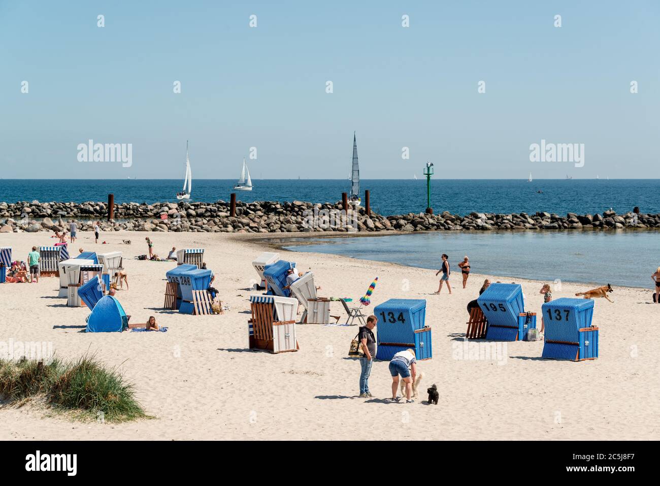 Strandleben mit Strandkörben im Ostseebad Damp an der Schleswig-Holsteinischen Küste Stock Photo