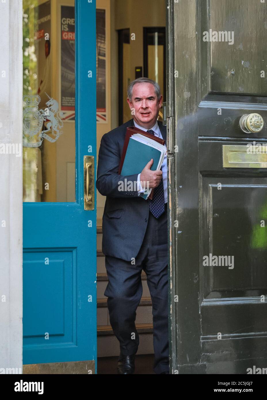 Geoffrey Cox QC MP, Attorney General leaves the Cabinet Office in Whitehall, London, UK Stock Photo