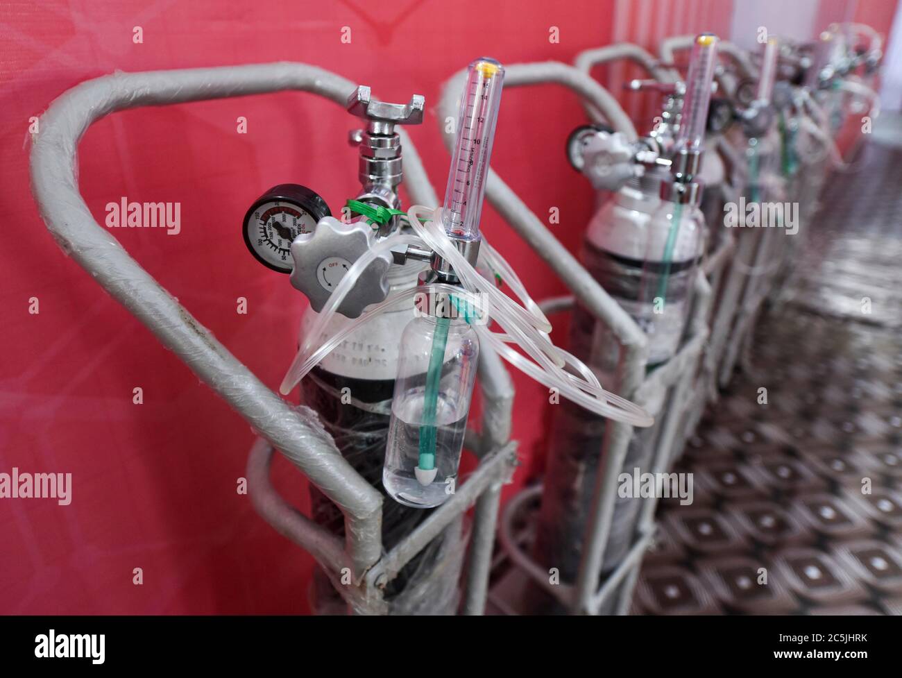Oxygen hospital tanks hires stock photography and images Alamy