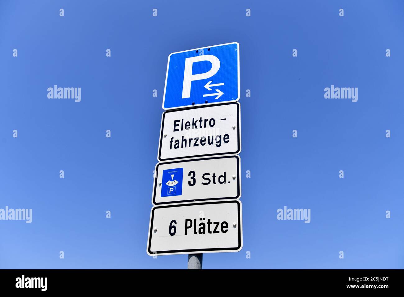 Wolfsburg, Deutschland. 27th June, 2020. Reserved parking spaces for e-cars. Parking lot traffic sign for electric vehicles in Wolfsburg.Parkuhr, Parkliwith 3 hours parking time, | usage worldwide Credit: dpa/Alamy Live News Stock Photo
