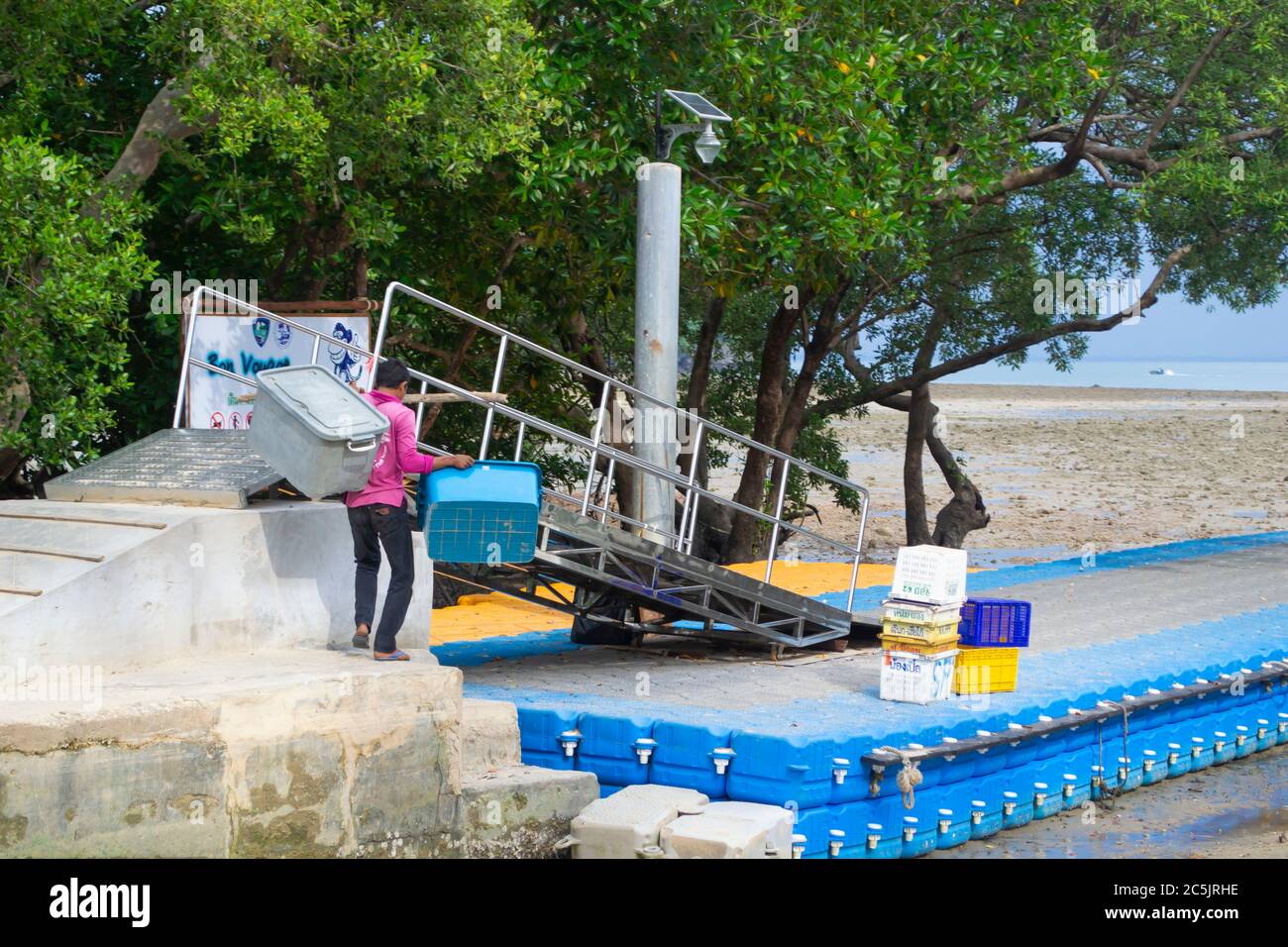 RAILAY, KRABI/THAILAND NOVEMBER 26 2019 Railay East Floating Pier Stock Photo Alamy