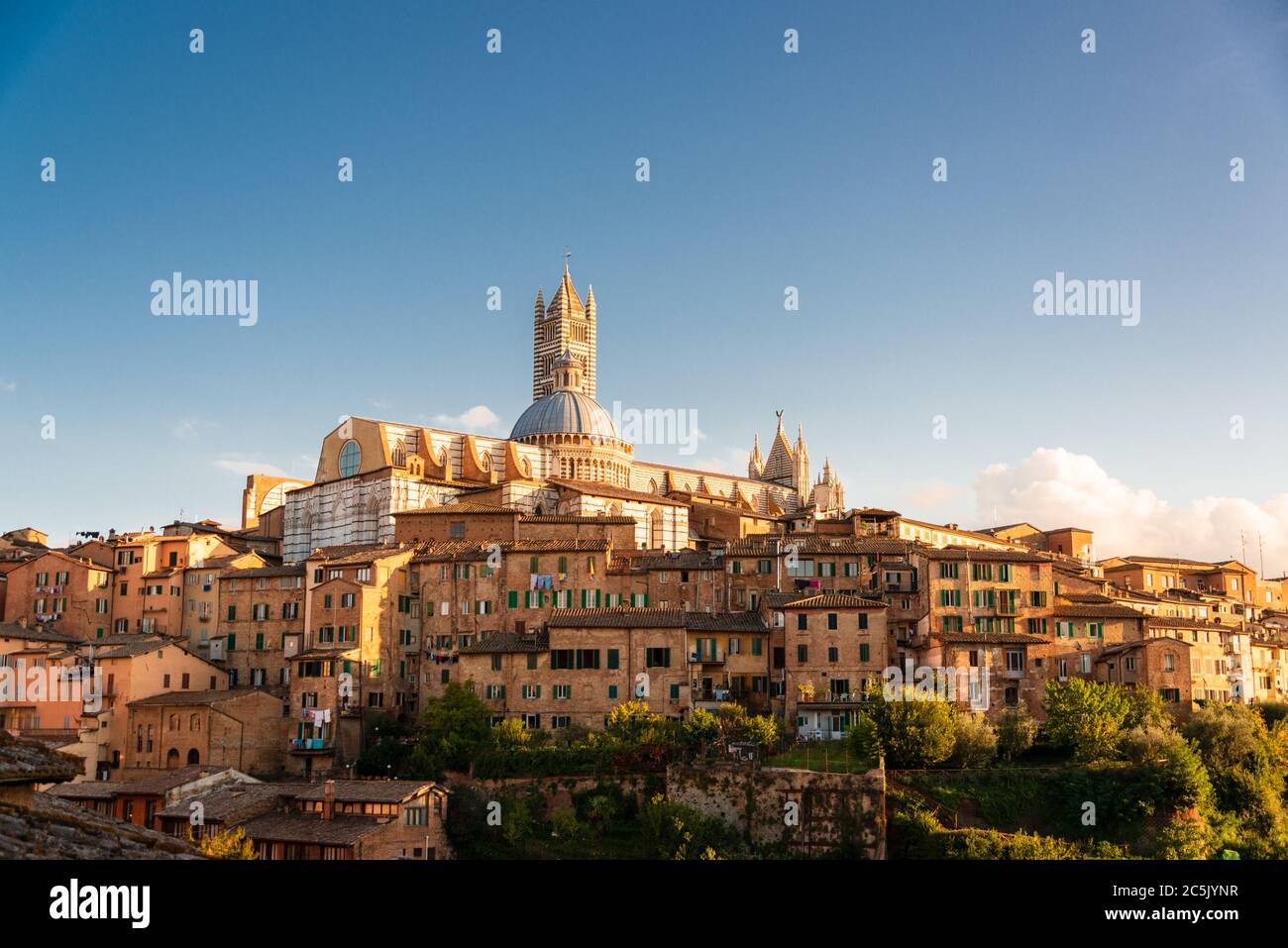Stimmungsvoll das Stadtpanorama von Siena im spätsommerlichem Abendlicht Stock Photo