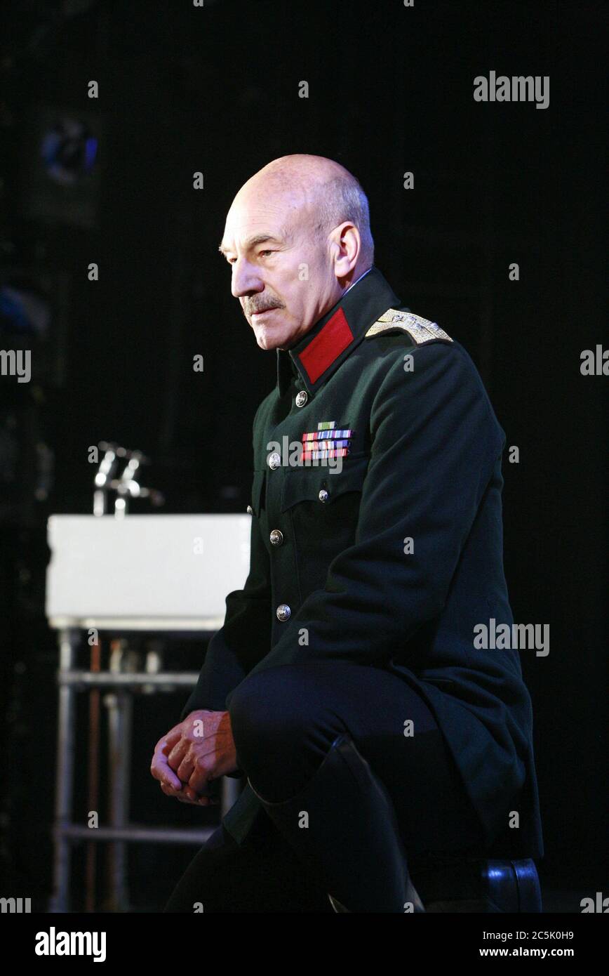 Patrick Stewart (Macbeth) in MACBETH by Shakespeare at the Gielgud Theatre, London W1  26/09/2007  a Chichester Festival 2007 production  design: Anthony Ward  lighting: Howard Harrison  fights: Terry King  director: Rupert Goold Stock Photo