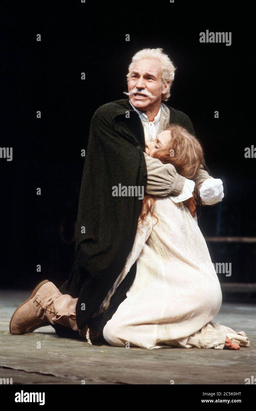 Patrick Stewart (Titus Andronicus), Leonie Mellinger (Lavinia) in TITUS ANDRONICUS by Shakespeare at the Royal Shakespeare Company (RSC) in Stratford-upon-Avon in 1981  design: Christopher Morley lighting: Brian Harris director: John Barton Stock Photo
