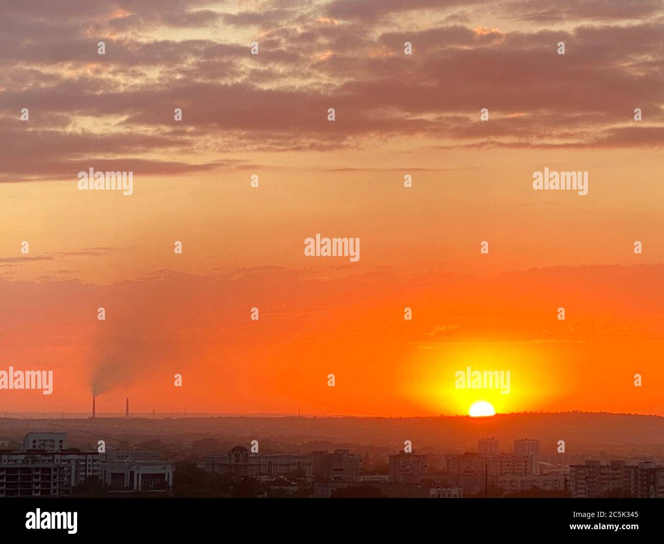 Sun rising over horizon hot hi-res stock photography and images - Alamy