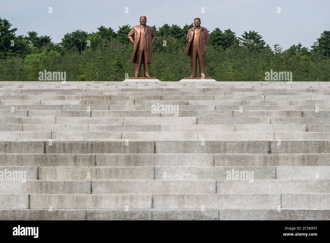 Statues of North Korean leaders Kim Il-sung and Kim Jong-il. Kaesong, DPRK - North Korea Stock Photo