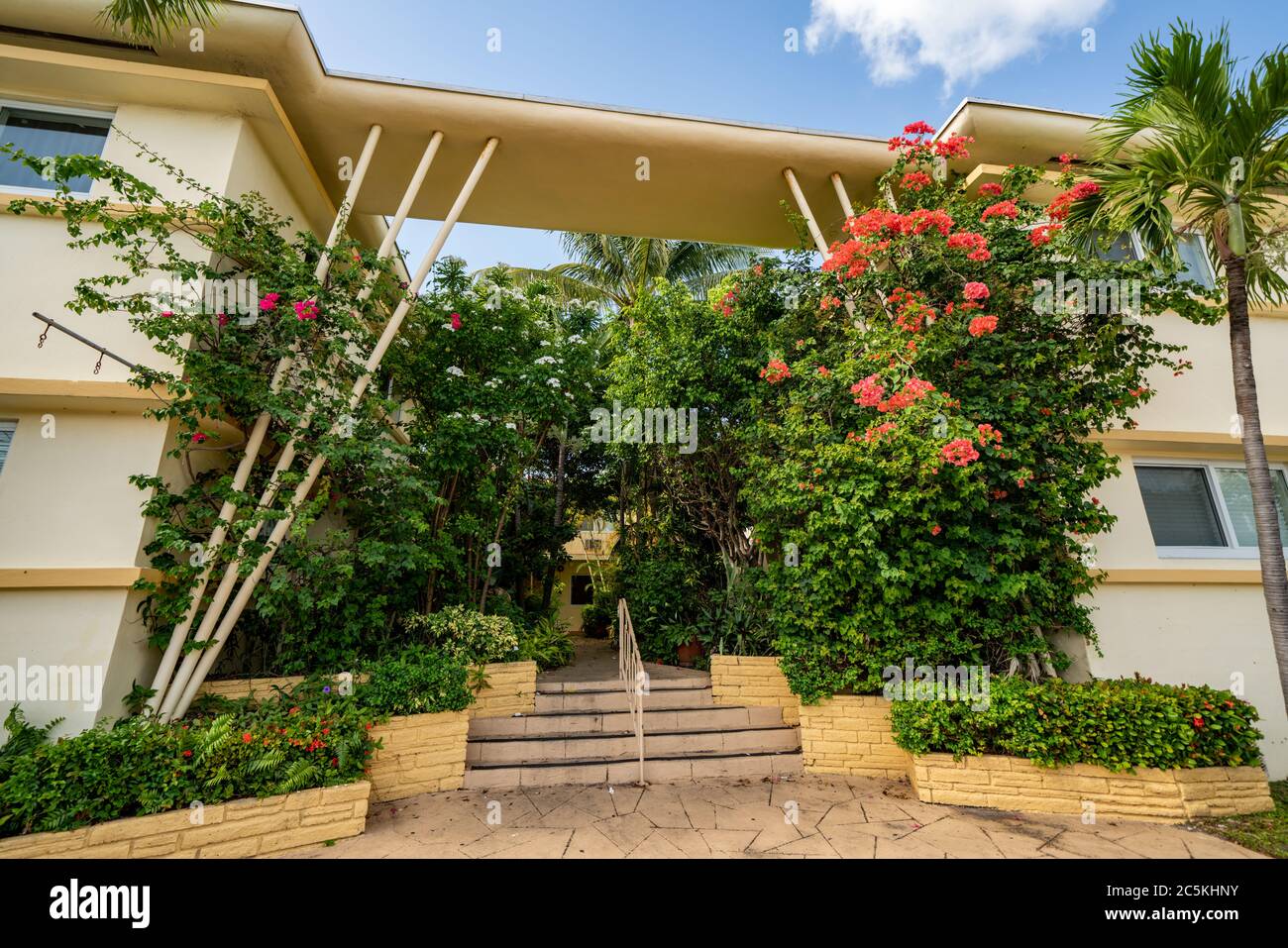 Apartments and garden hi-res stock photography and images - Alamy
