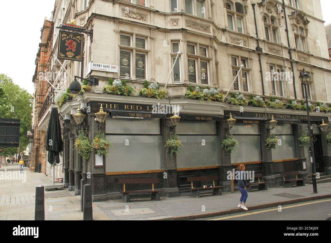 The Red Lion pub in Whitehall, remains boarde d up ahead of the 4th Jully pub oping advice. Daily life in London on a friday ahead of the opening of pubs on the 4th of July as per new Government advice. Stock Photo