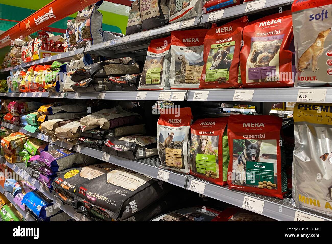 Munich, Deutschland. 30th June, 2020. Pet food, animal feed in a branch of  Fressnapf. Dog food on the shelf, Mera . | usage worldwide Credit:  dpa/Alamy Live News Stock Photo - Alamy