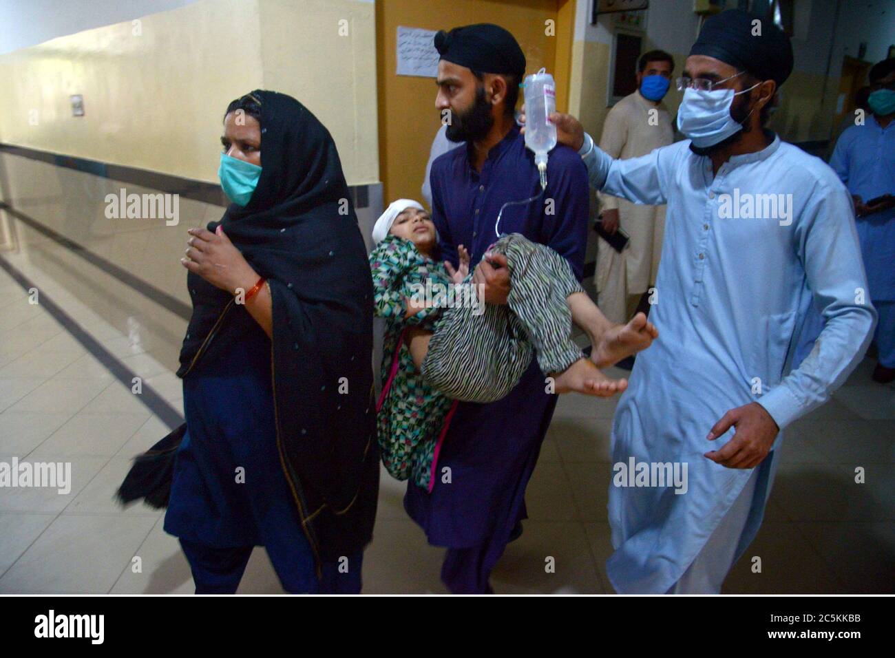 Sheikhupura, Pakistan. 3rd July, 2020. People transfer an injured girl ...