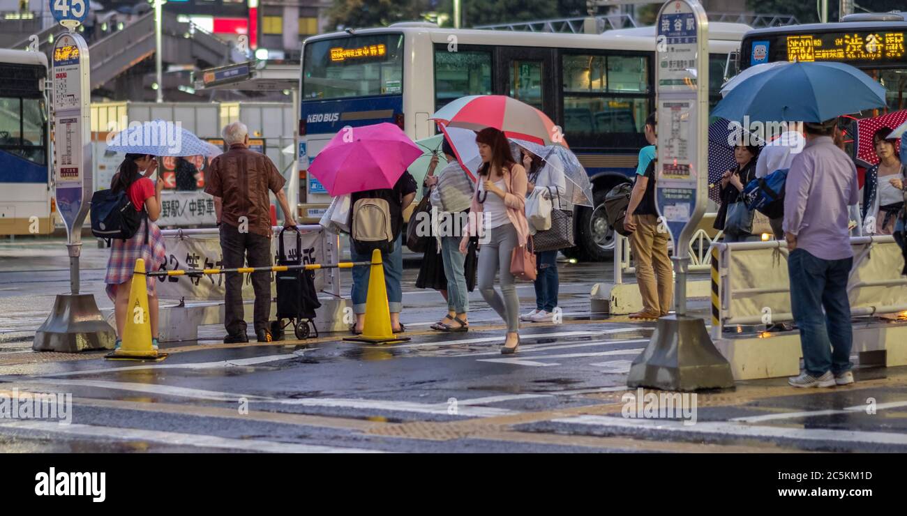 Waiting For The Bus In The Rain High Resolution Stock Photography And Images Alamy