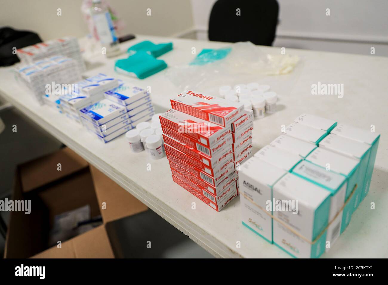 HERMOSILLO, MEXICO - JULY 3: Medical and health personnel carry out rapid tests and follow-up on people who present symptoms of covid-19 in the facilities of the Arena Sonora, which has led to the red alert due to the increase in cases in the state of Sonora on July 3, 2020 in Hermosillo, Mexico. (Luis Gutierrez / Norte Photo /) Troferit.  HERMOSILLO, MEXICO - JULY 3: Medical and health personnel carry out rapid tests and follow-up on people who present symptoms of covid-19 in the facilities of the Arena Sonora, which has led to the red alert due to the increase in cases in the state of Sonora Stock Photo