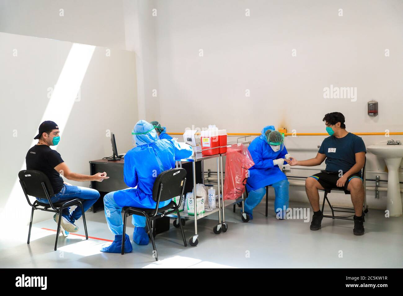 HERMOSILLO, MEXICO - JULY 3: Medical and health personnel carry out rapid tests and follow-up on people who present symptoms of covid-19 in the facilities of the Arena Sonora, which has led to the red alert due to the increase in cases in the state of Sonora on July 3, 2020 in Hermosillo, Mexico. (Luis Gutierrez / Norte Photo /)   HERMOSILLO, MEXICO - JULY 3: Medical and health personnel carry out rapid tests and follow-up on people who present symptoms of covid-19 in the facilities of the Arena Sonora, which has led to the red alert due to the increase in cases in the state of Sonora on July Stock Photo