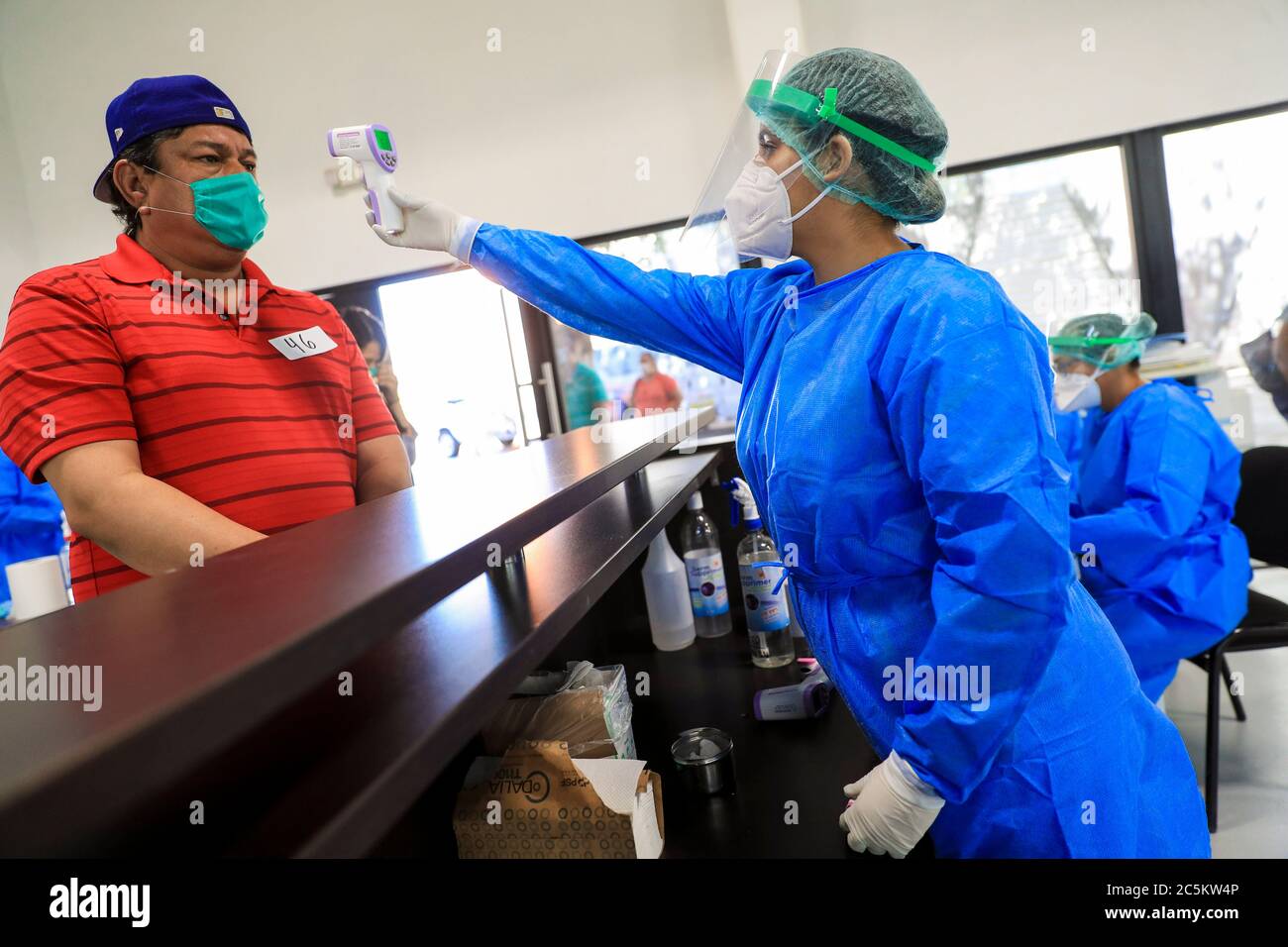 HERMOSILLO, MEXICO - JULY 3: Medical and health personnel carry out rapid tests and follow-up on people who present symptoms of covid-19 in the facilities of the Arena Sonora, which has led to the red alert due to the increase in cases in the state of Sonora on July 3, 2020 in Hermosillo. Thermometer,TermometroMexico. (Luis Gutierrez / Norte Photo /) Oximeter ,Oximetry, Oxixometro,oxigenometro, medir temperatura HERMOSILLO, MEXICO - JULY 3: Medical and health personnel carry out rapid tests and follow-up on people who present symptoms of covid-19 in the facilities of the Arena Sonora, which ha Stock Photo