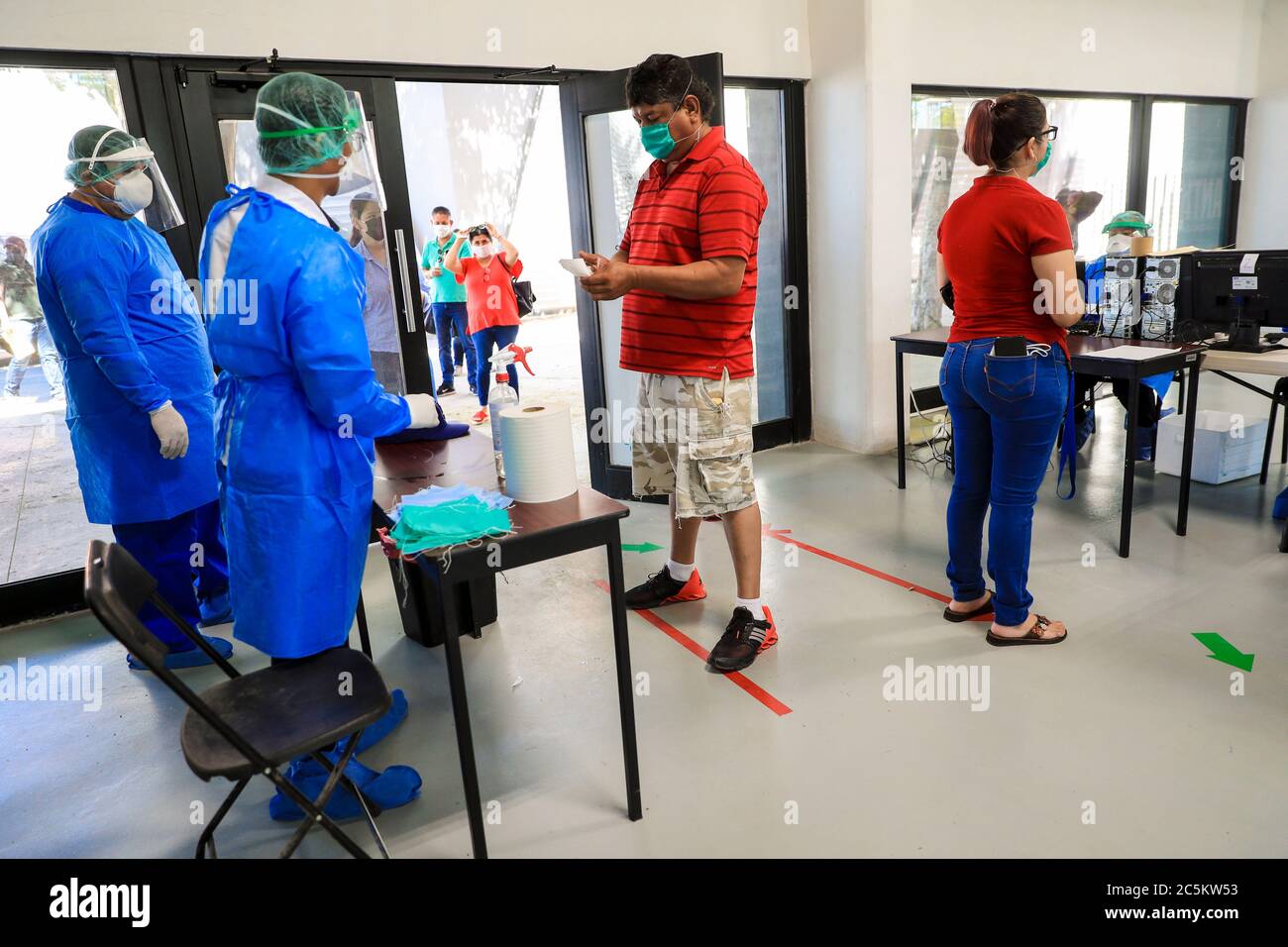 HERMOSILLO, MEXICO - JULY 3: Medical and health personnel carry out rapid tests and follow-up on people who present symptoms of covid-19 in the facilities of the Arena Sonora, which has led to the red alert due to the increase in cases in the state of Sonora on July 3, 2020 in Hermosillo, Mexico. (Luis Gutierrez / Norte Photo /) Sanitize, sanitizer, Sanitizar, sanitizante  HERMOSILLO, MEXICO - JULY 3: Medical and health personnel carry out rapid tests and follow-up on people who present symptoms of covid-19 in the facilities of the Arena Sonora, which has led to the red alert due to the increa Stock Photo