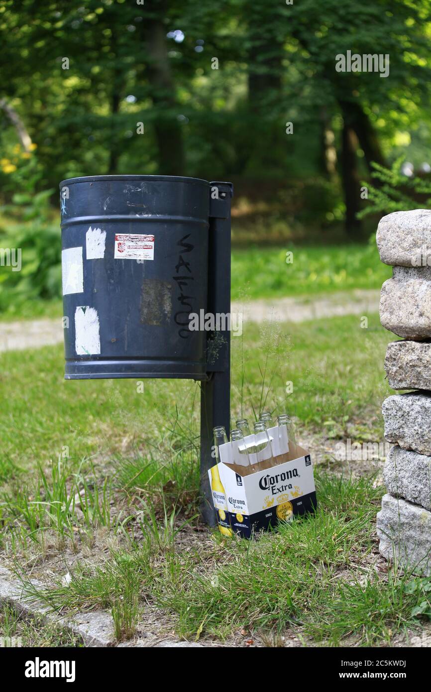 ein leeres Corona Bier Sixpack steht an einem Papierkorb im Stadtpark Görlitz; Stock Photo