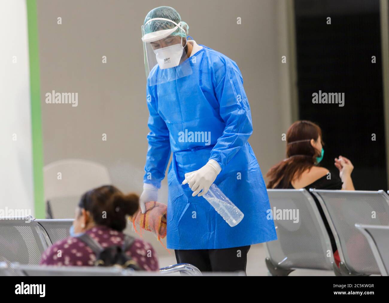 HERMOSILLO, MEXICO - JULY 3: Medical and health personnel carry out rapid tests and follow-up on people who present symptoms of covid-19 in the facilities of the Arena Sonora, which has led to the red alert due to the increase in cases in the state of Sonora on July 3, 2020 in Hermosillo, Mexico. (Luis Gutierrez / Norte Photo /) Sanitize, sanitizer, Sanitizar, sanitizante  HERMOSILLO, MEXICO - JULY 3: Medical and health personnel carry out rapid tests and follow-up on people who present symptoms of covid-19 in the facilities of the Arena Sonora, which has led to the red alert due to the increa Stock Photo