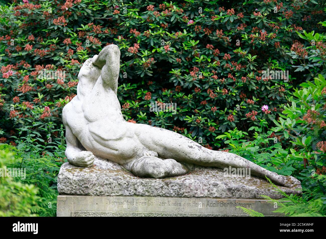 Die Statue Verzweiflung im Stadtpark von Görlitz von dem Bildhauer Richard Engelmann, Die Skulptur befand sich einst in den Anlagen des Schlosses des Stock Photo