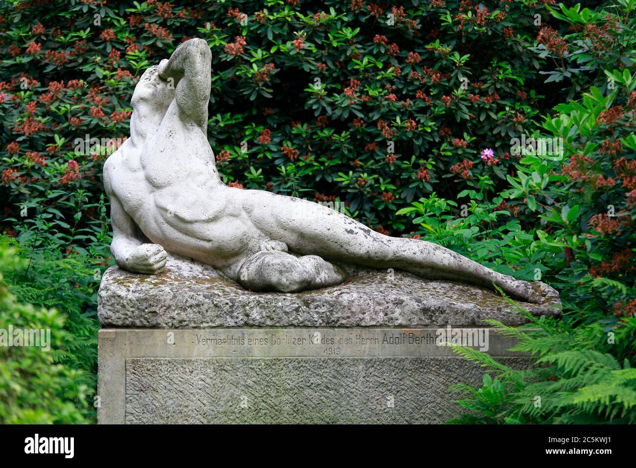Die Statue Verzweiflung im Stadtpark von Görlitz von dem Bildhauer Richard Engelmann, Die Skulptur befand sich einst in den Anlagen des Schlosses des Stock Photo