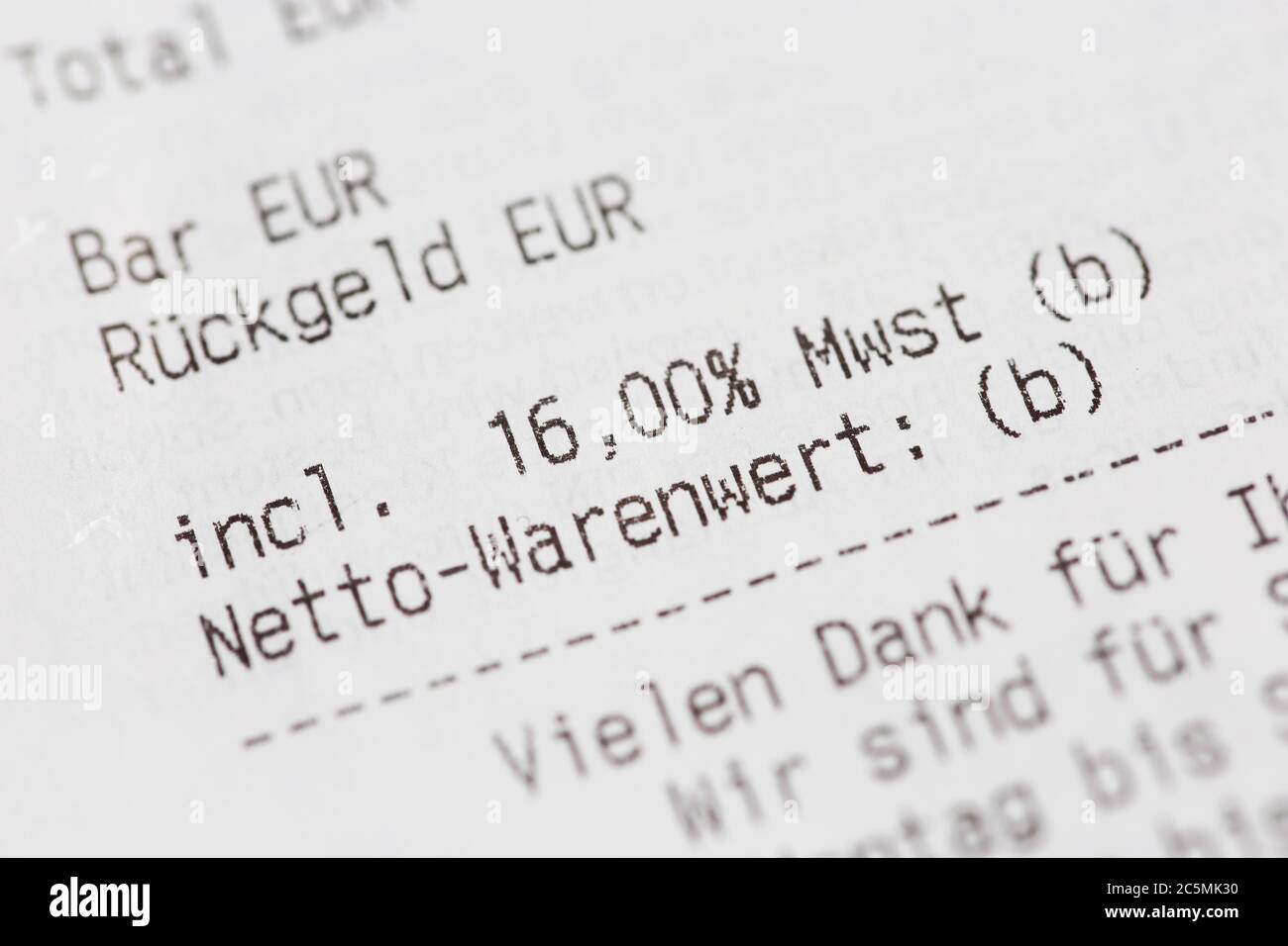 Nahaufnahme von einem Kassenbon mit der aufgrund der Coronakrise auf sechzehn Prozent gesenkten Mehrwertsteuer in Deutschland Stock Photo