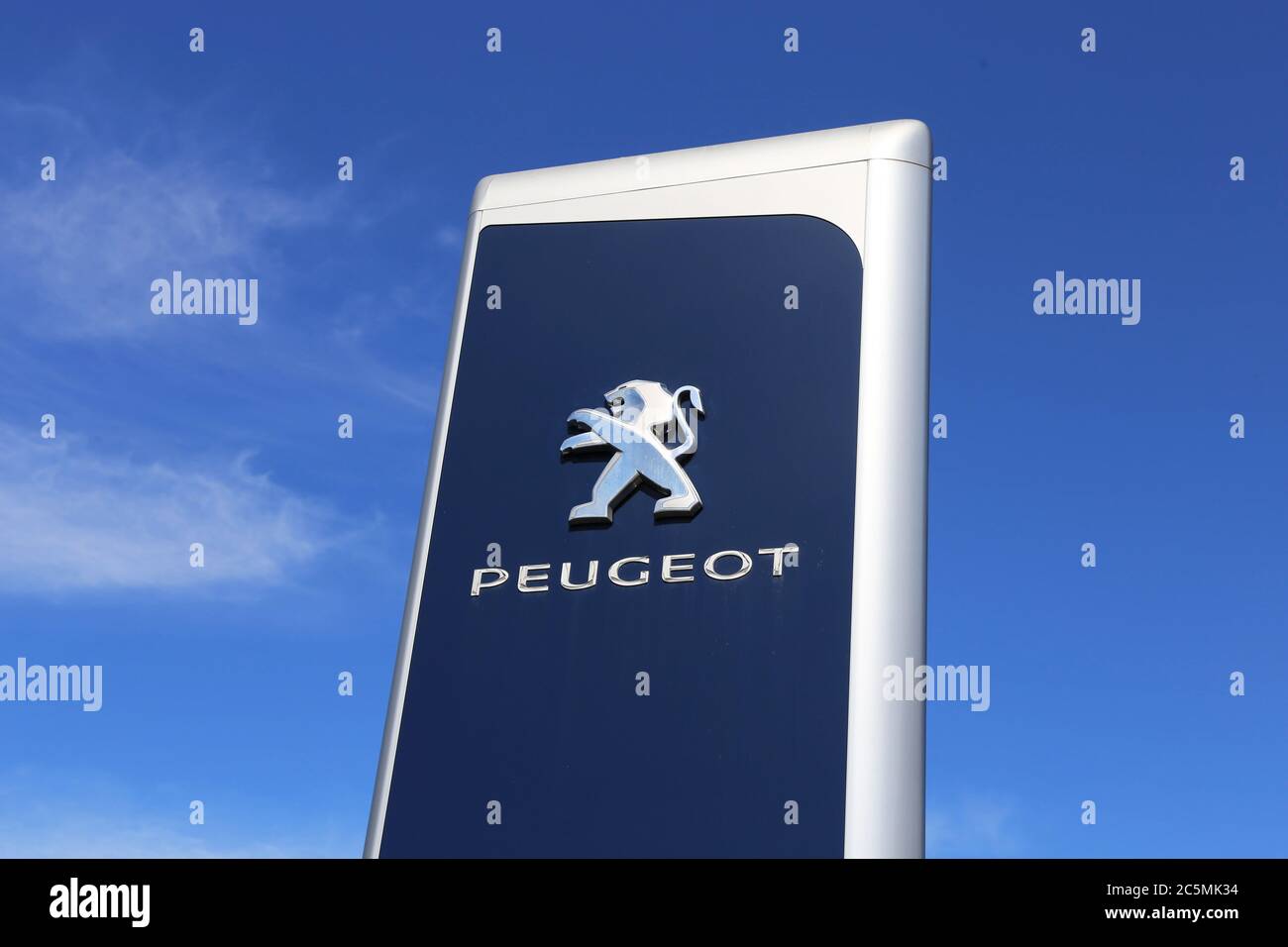 Autoschlüssel, Fahrzeugschlüssel (Peugeot) mit Peugeot-Logo - mit  Schlüsselring - braunen Hintergrund Stockfotografie - Alamy