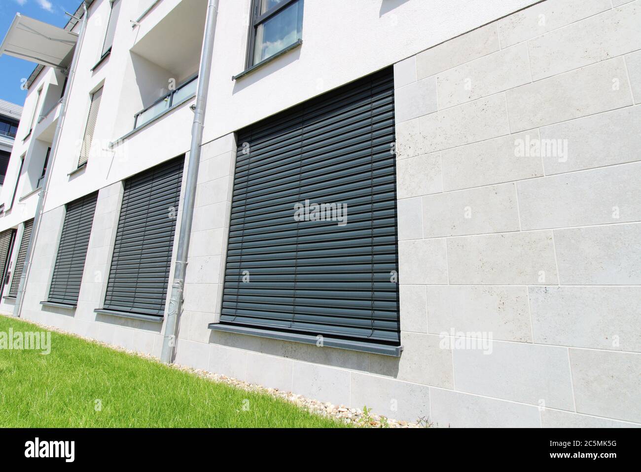 Fenster mit modernem Raffstore aussen Stock Photo