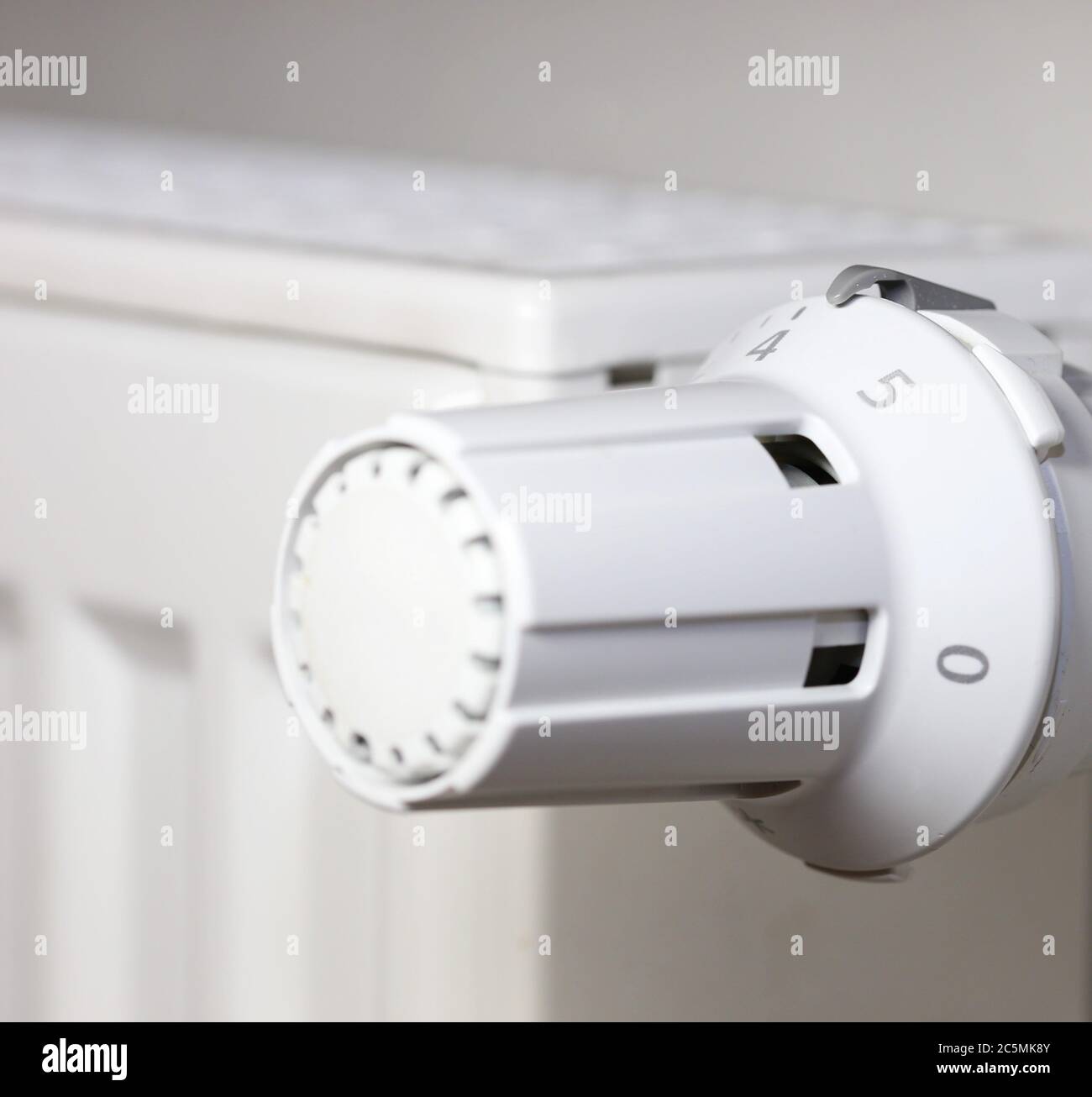 HeizkörperThermostat (Closeup of a thermostat on a radiator Stock