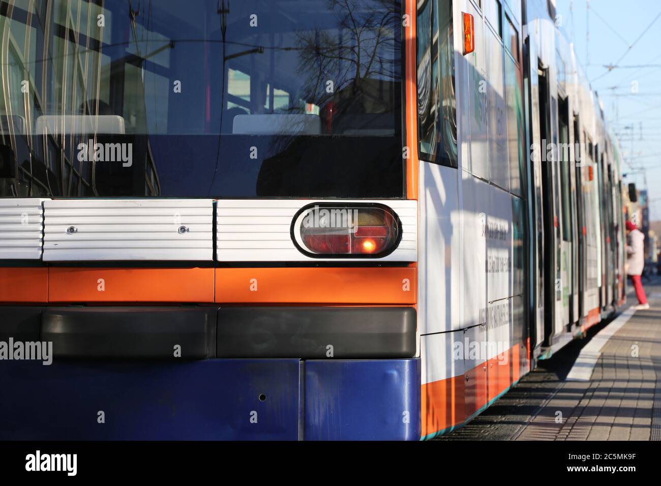 Nahaufnahme einer Straßenbahn am Paradeplatz in Mannheim (Baden-Württemberg) Stock Photo