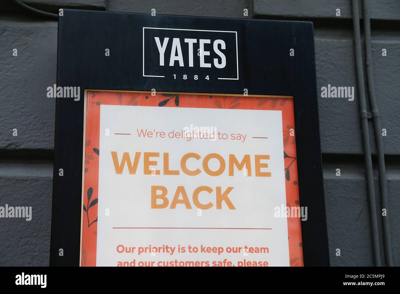 Hastings, East Sussex, UK. 04 Jul, 2020. With the government relaxing the rules further, bars, pubs, restaurants and barbershops are allowed to open. A welcome back sign at the entrance to a bar. Photo Credit: Paul Lawrenson-PAL Media/Alamy Live News Stock Photo