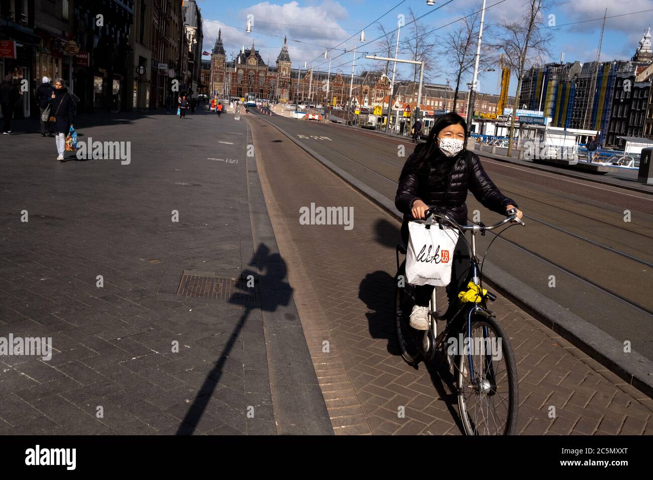 People wearing protective mask at Covid-19. Amsterdam on 28/03/2020 Personne portant un masque de protection au Covid-19. Amsterdam le 28/03/2020 Stock Photo