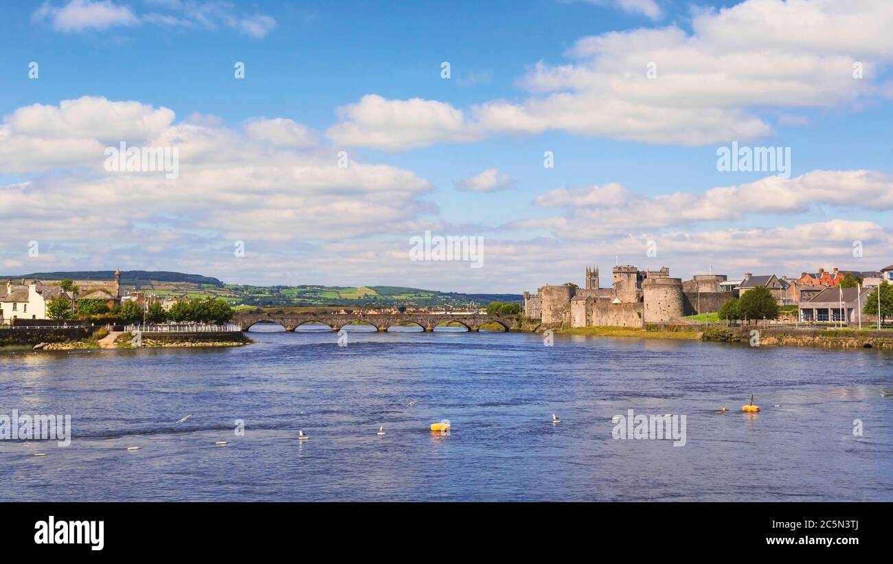 King John's Castle on the River Shannon, Limerick, County Limerick, Republic of Ireland.  Eire. Stock Photo