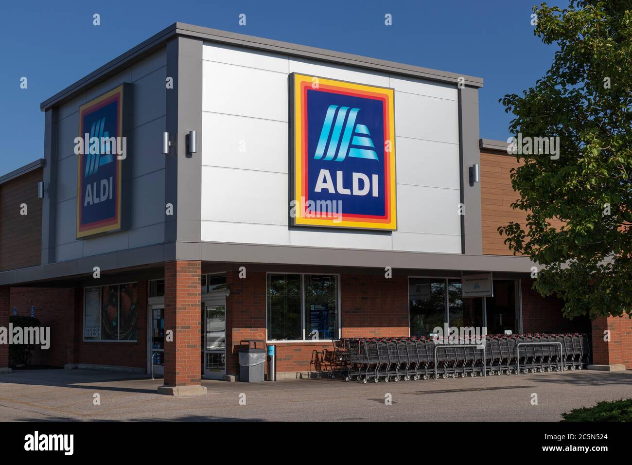 Shelbyville - Circa July 2020: Aldi Discount Supermarket. Aldi sells a range of grocery items, including produce, meat & dairy, at discount prices. Stock Photo