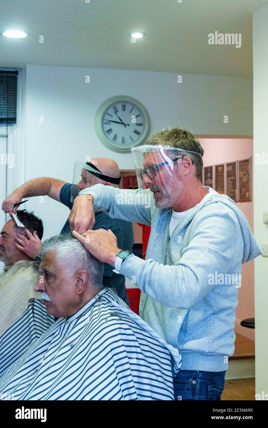 Mens hairdressing hires stock photography and images Alamy